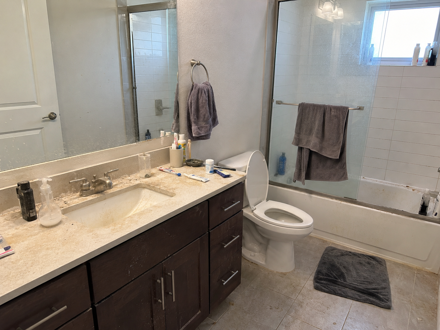 Dirty bathroom before cleaning